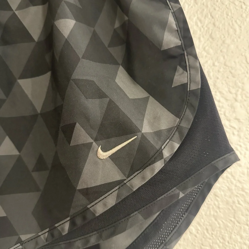 Nike Women's‎ Black Patterned Athletic Shorts - Picture 2 of 6